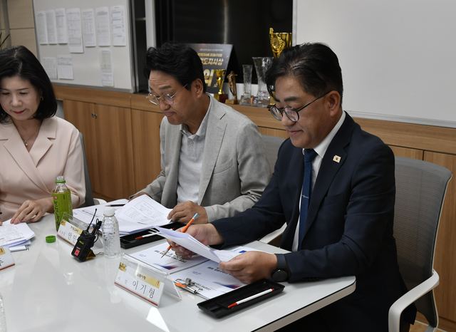 이기형 김포시장이 6일 고촌도담수영장에서 현장 확인하고 있다.