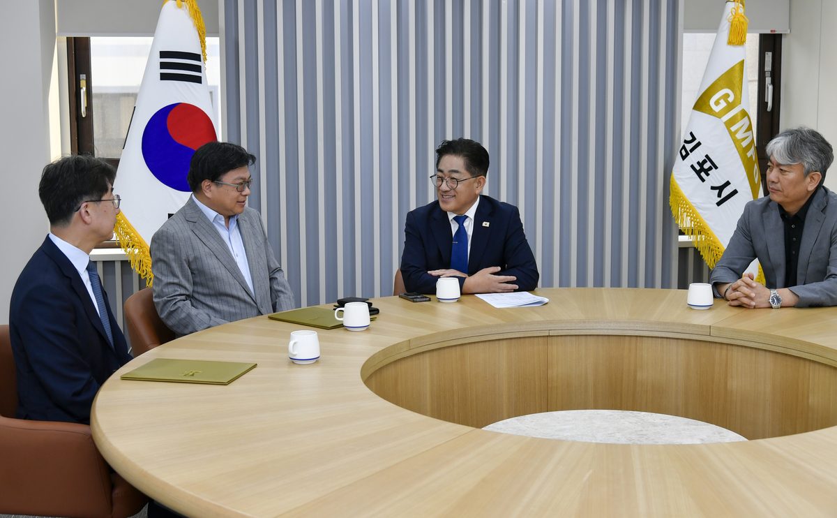 위촉식 직후 차담회 모습