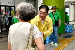 김포시, 폭염 속 지하철역 등 8곳서 얼린 금빛수 2천병 배부