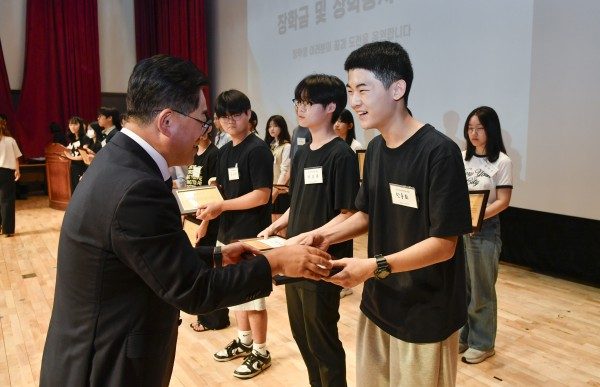 장학금을 전달하고 있는 이기형 김포시장