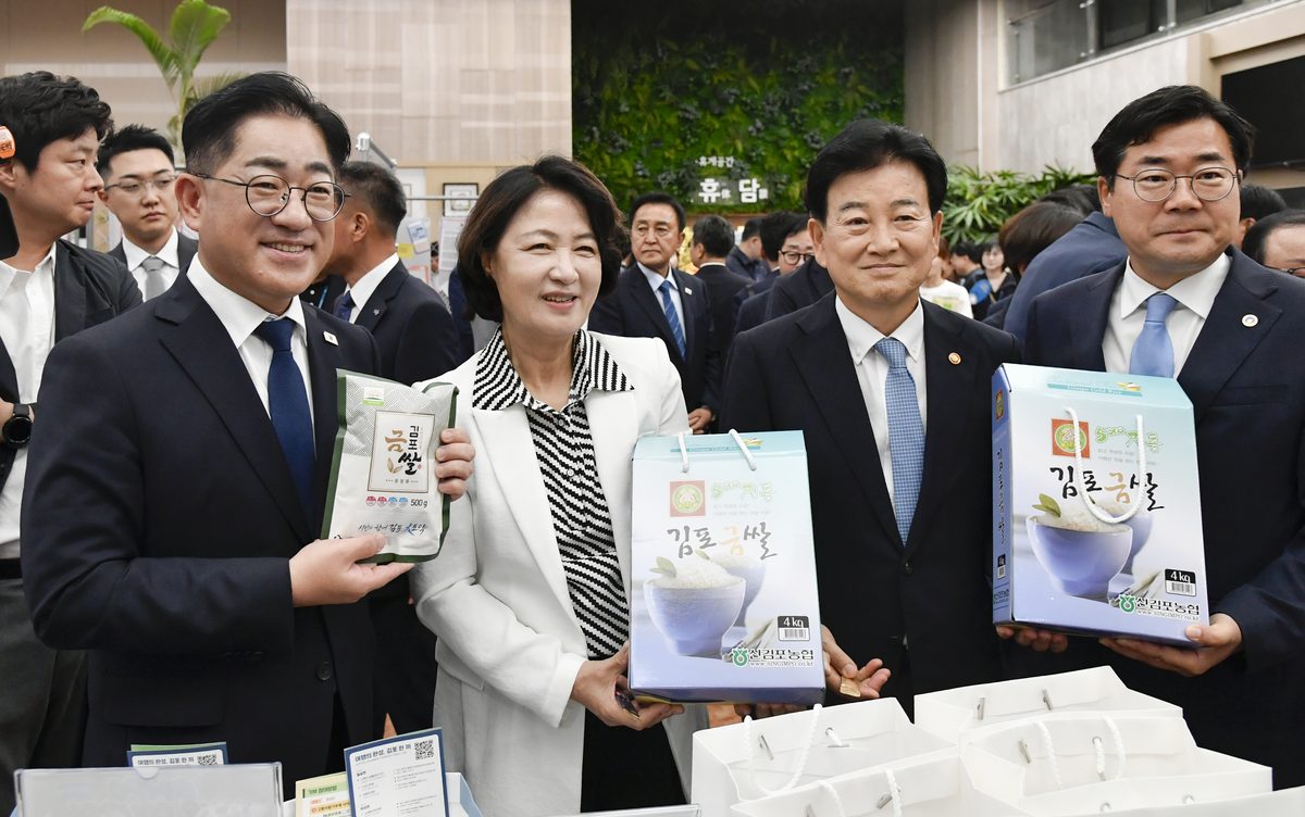 이기형 김포시장이 27일 정부서울청사에서 진행된 접경지역 홍보관 김포부스에 방문해 관계자들을 격려하고 있다.