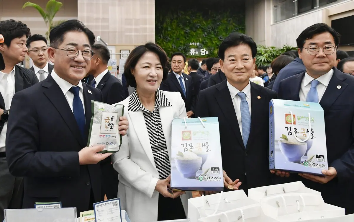이기형 김포시장이 27일 정부서울청사에서 진행된 접경지역 홍보관 김포부스에 방문해 관계자들을 격려하고 있다.