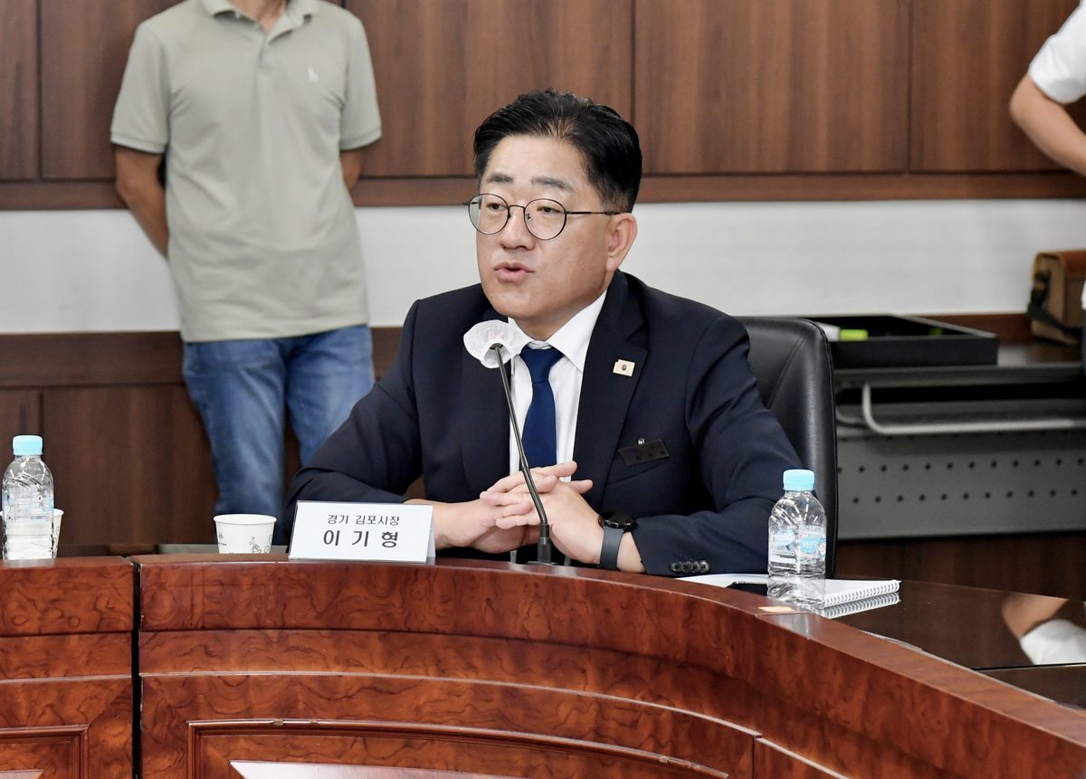 이기형 김포시장이 27일 통일부 장관 주재 회의에 참석해 김포 대곶환경재생혁신복합단지 일원의 평화경제특구 추가 지정과 접경지역 현안에 대한 정부 지원을 공식 건의하고 있다.