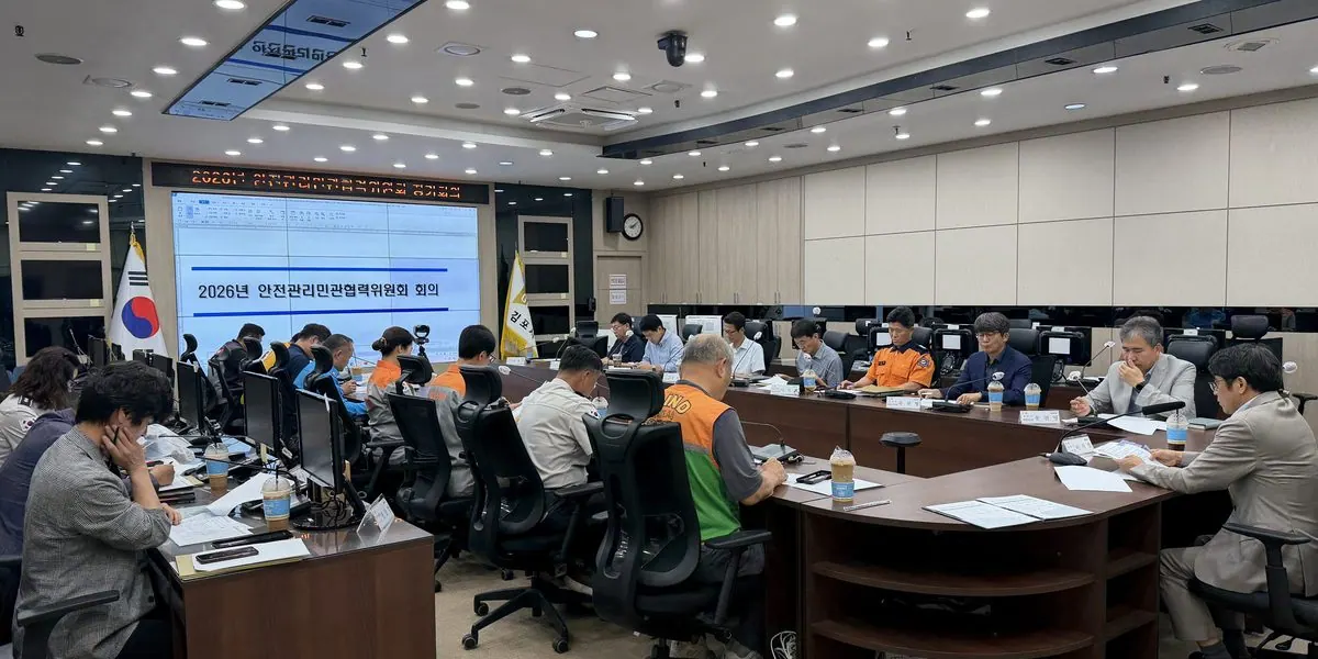 김포시가 지난 23일 오후 2시 재난안전상황실에서 부시장, 행정안전국장, 재난안전과장을 비롯하여 유관기관·단체 위원 총 21명이 참석한 가운데 「2026년 안전관리민관협력위원회 정기회의」를 개최했다.