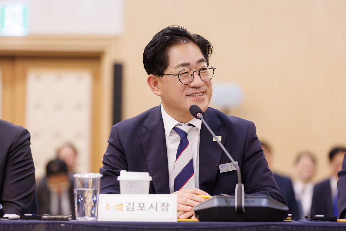 이기형 시장이 22일 경기도경제과학진흥원에서 열린 민선9기 첫 「도-시군 간담회」에 참석해 경기도와 시·군 간 상생협력 강화에 뜻을 함께 하고, 김포시 주요 현안에 대해 건의했다.