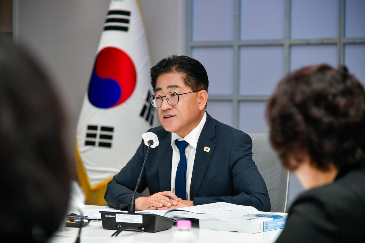 이기형 김포시장이 주요 현안에 대해 업무보고 받고 있다.