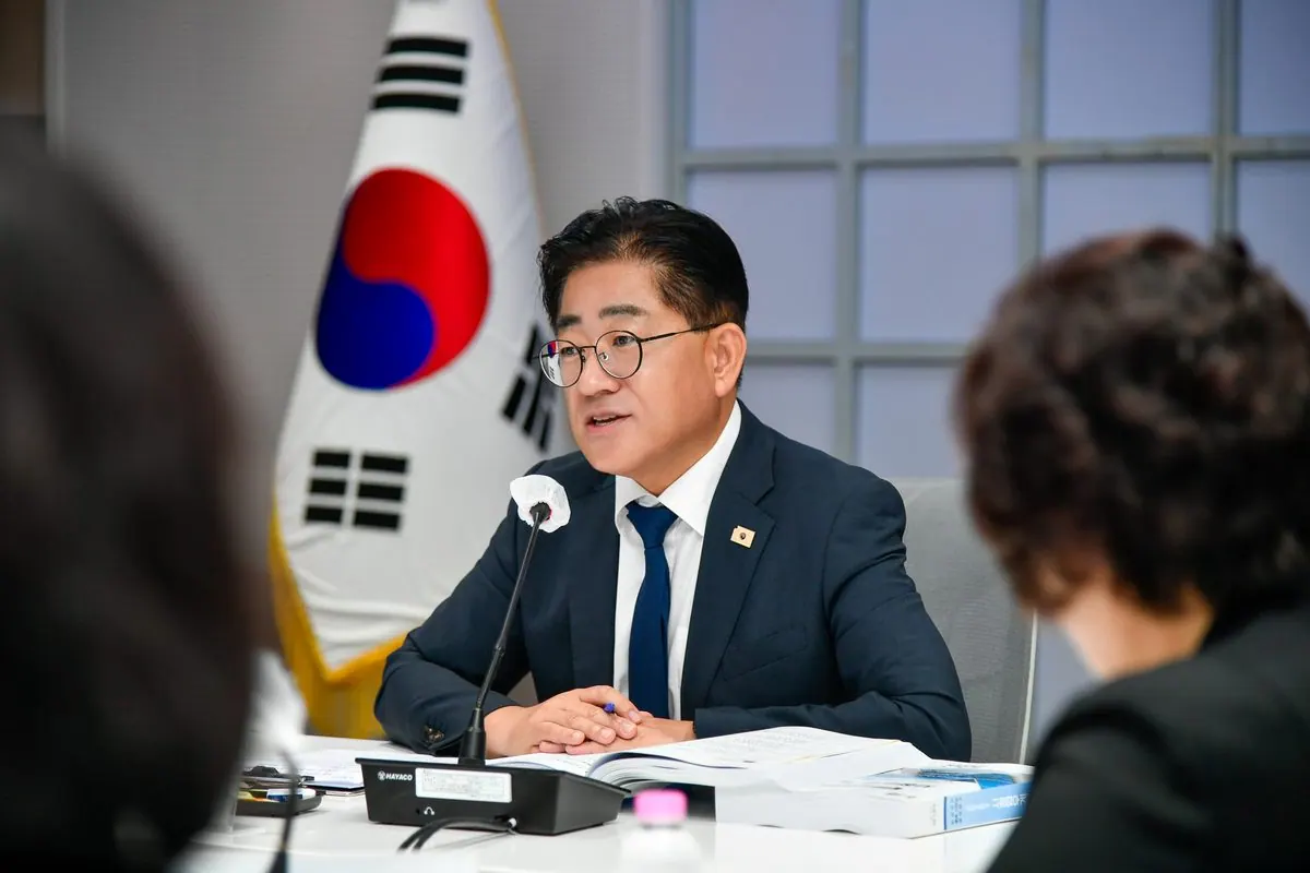 이기형 김포시장이 주요 현안에 대해 업무보고 받고 있다.
