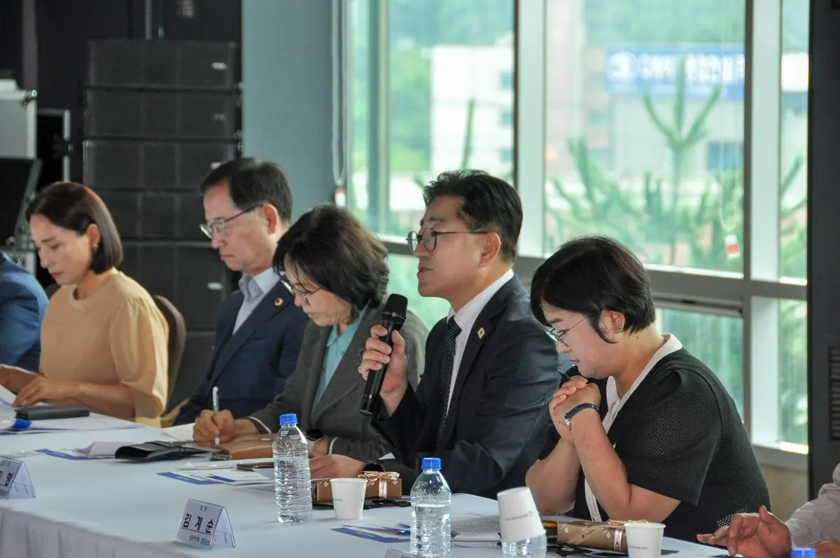 이기형 김포시장이 지난 6일 김포상공회의소 간담회에 참석해 선순환 산업생태계 조성을 위한 민관 협력 강화를 강조했다.