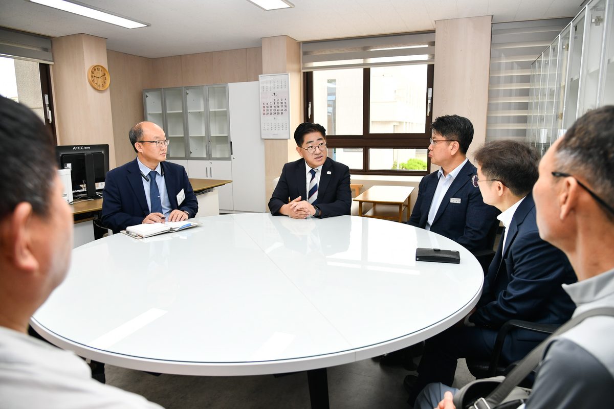 이기형 김포시장이 1일 현충탑 참배 후 첫 행보로 청소노동자들을 찾아 감사 인사를 전했다. 이어 공무원노동조합원들과의 간담을 통해 애환을 경청하며 격려했다.