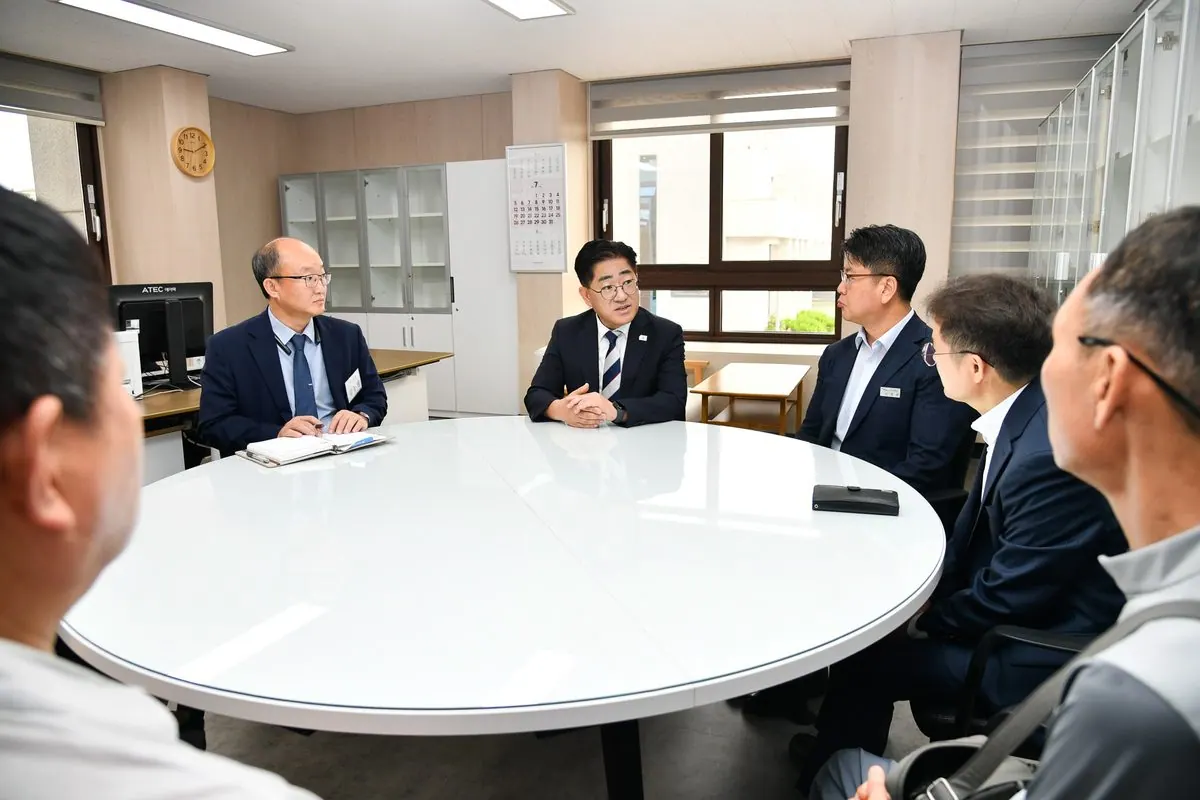 이기형 김포시장이 1일 현충탑 참배 후 첫 행보로 청소노동자들을 찾아 감사 인사를 전했다. 이어 공무원노동조합원들과의 간담을 통해 애환을 경청하며 격려했다.