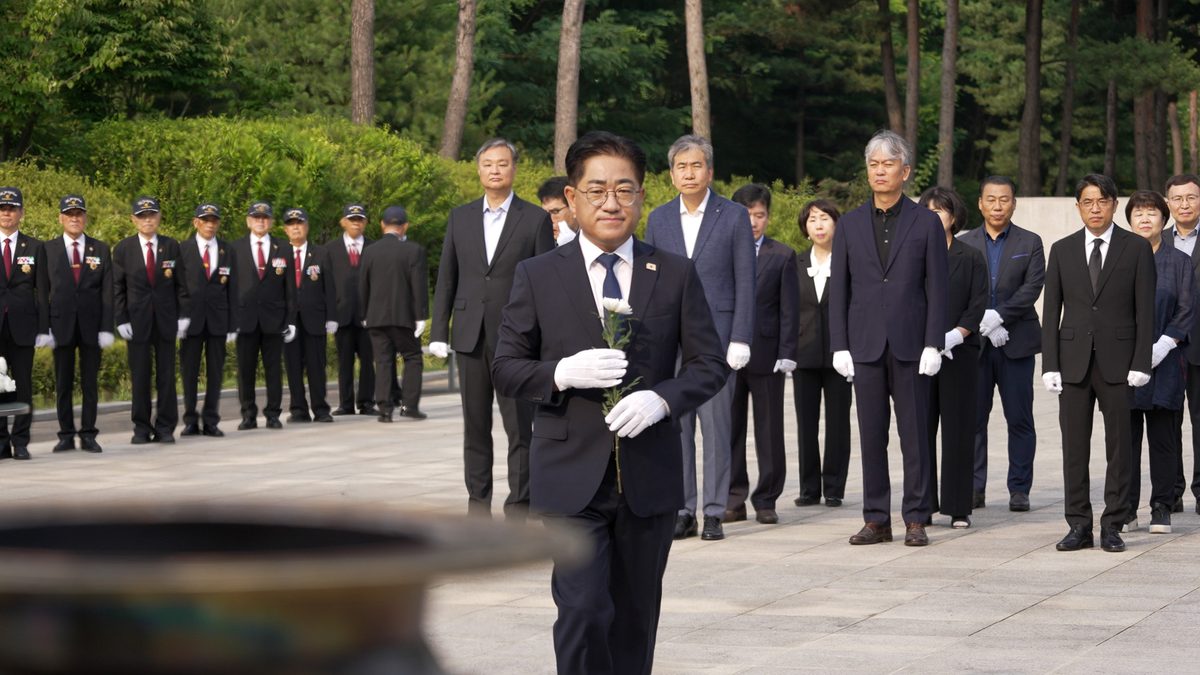 1,2,3이기형 김포시장이 1일 현충탑 참배를 시작으로 공식 업무에 들어갔다. 4 김포시 간부 공무원과 이기형 김포시장 5 제9대 김포시의회 의원, 김포지역 경기도의원과 이기형 김포시장