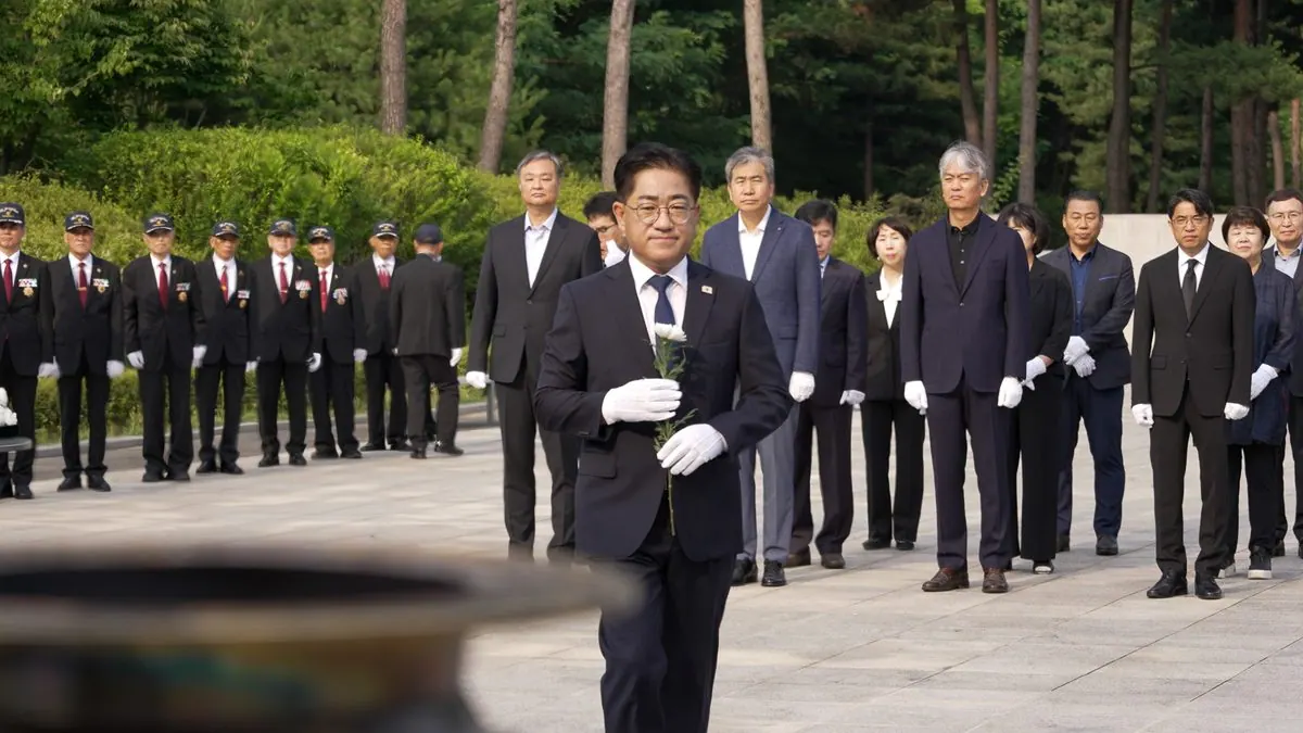 1,2,3이기형 김포시장이 1일 현충탑 참배를 시작으로 공식 업무에 들어갔다. 4 김포시 간부 공무원과 이기형 김포시장 5 제9대 김포시의회 의원, 김포지역 경기도의원과 이기형 김포시장