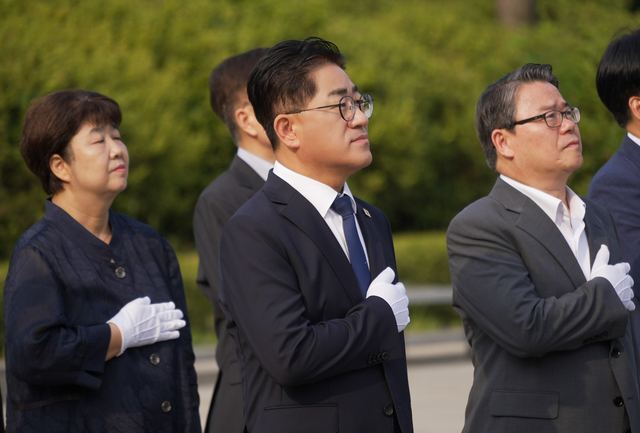 김포시장 이기형, 현충탑 참배로 7월1일 업무 시작 사진 1