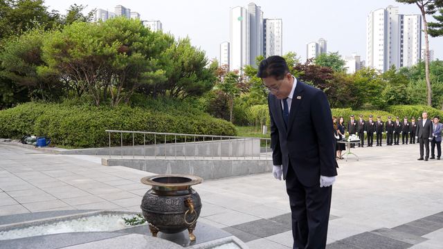김포시장 이기형, 현충탑 참배로 7월1일 업무 시작 사진 2