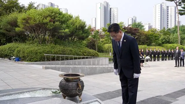 김포시장 이기형, 현충탑 참배로 7월1일 업무 시작 사진 2