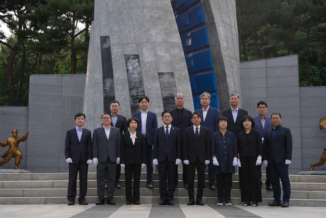 김포시장 이기형, 현충탑 참배로 7월1일 업무 시작 사진 3