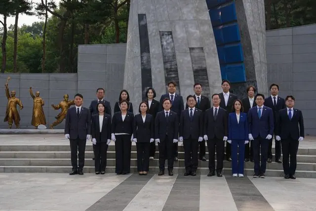 김포시장 이기형, 현충탑 참배로 7월1일 업무 시작 사진 4