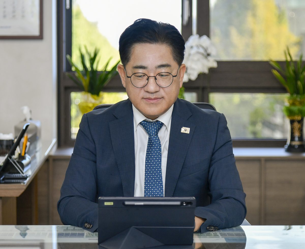시장 집무실에서 화상교육을 수강 중인 이기형 시장 모습. 이기형 김포시장이 9월 7일 시장 집무실에서 안전보건관리책임자 신규교육을 수강하고 있다.