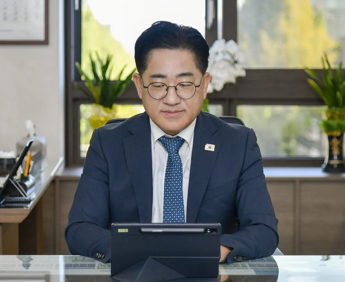 시장 집무실에서 화상교육을 수강 중인 이기형 시장 모습. 이기형 김포시장이 9월 7일 시장 집무실에서 안전보건관리책임자 신규교육을 수강하고 있다.
