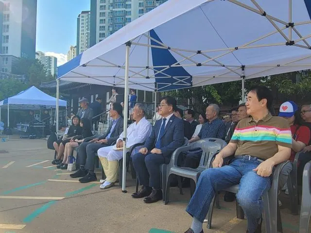 이기형 김포시장이 사우회다지소리 공연을 관람하고 있다.