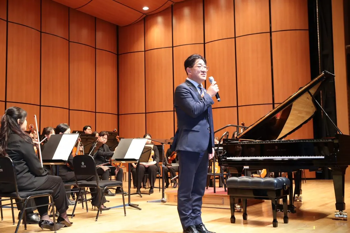 이기형 김포시장이 제20회 유망신예 초청음악회에 참석해 축사를 전하고 있다.