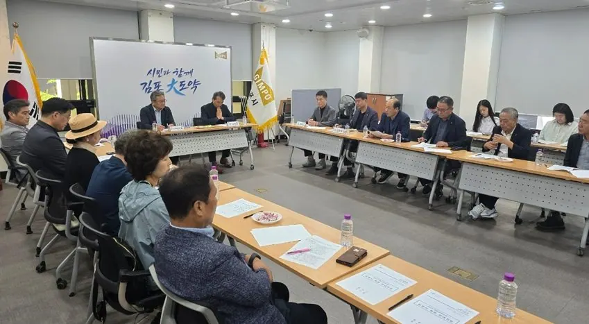 지난 15일 아산시 관계자들이 방문해 청렴시민감사관 운영 사례를 살펴보고 있다.
