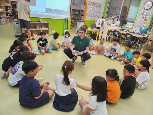 원어민 강사와 함께 영어로 소통하며 체험활동에 참여하고 있는 학생들