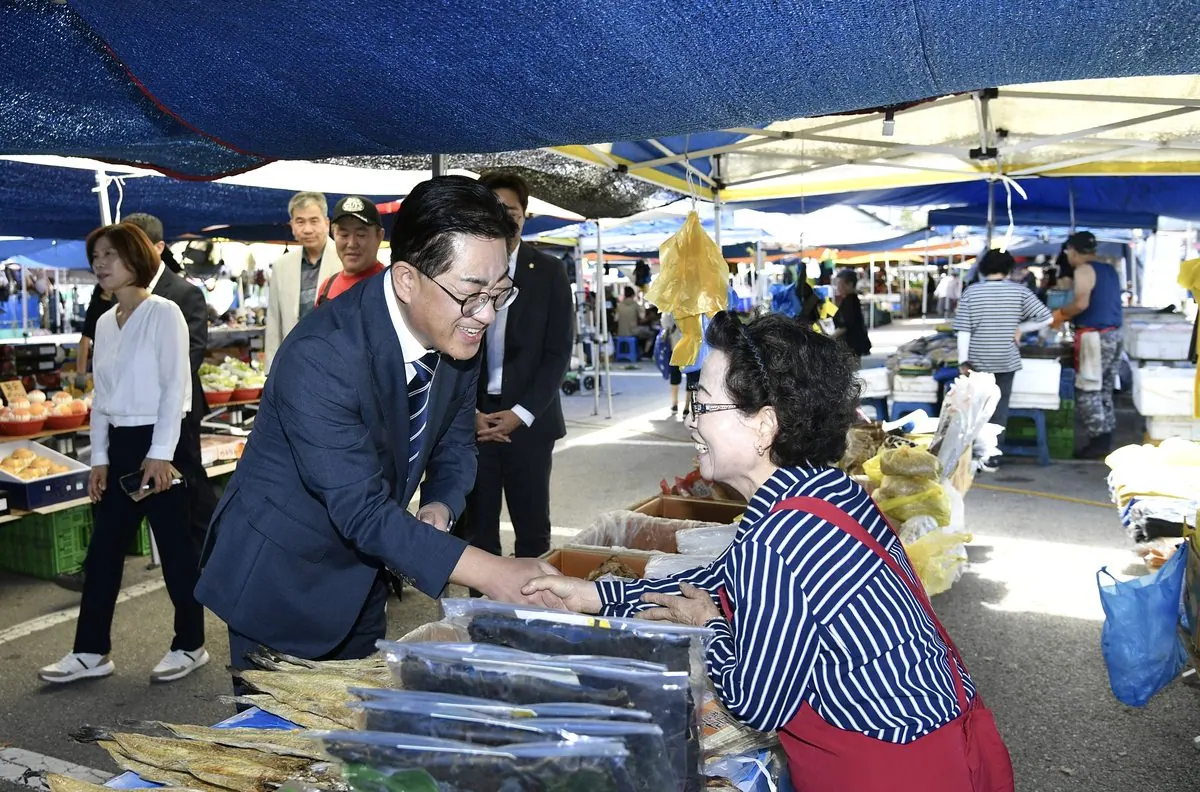 김포시는 18일 오후 1시부터 3시까지 통진읍 통진 공영주차장에서 「시장이 온(ON)다!」 이동시장실 3회차를 운영했다.