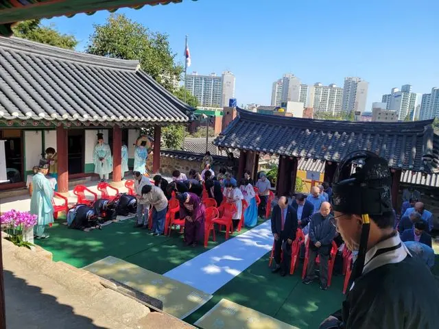 석전제 현장에서 참석자들이 배례를 하고 있다.
