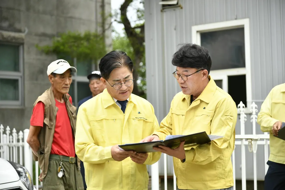 1,2 현장을 점검하고 있는 이기형 김포시장 3 피해사진