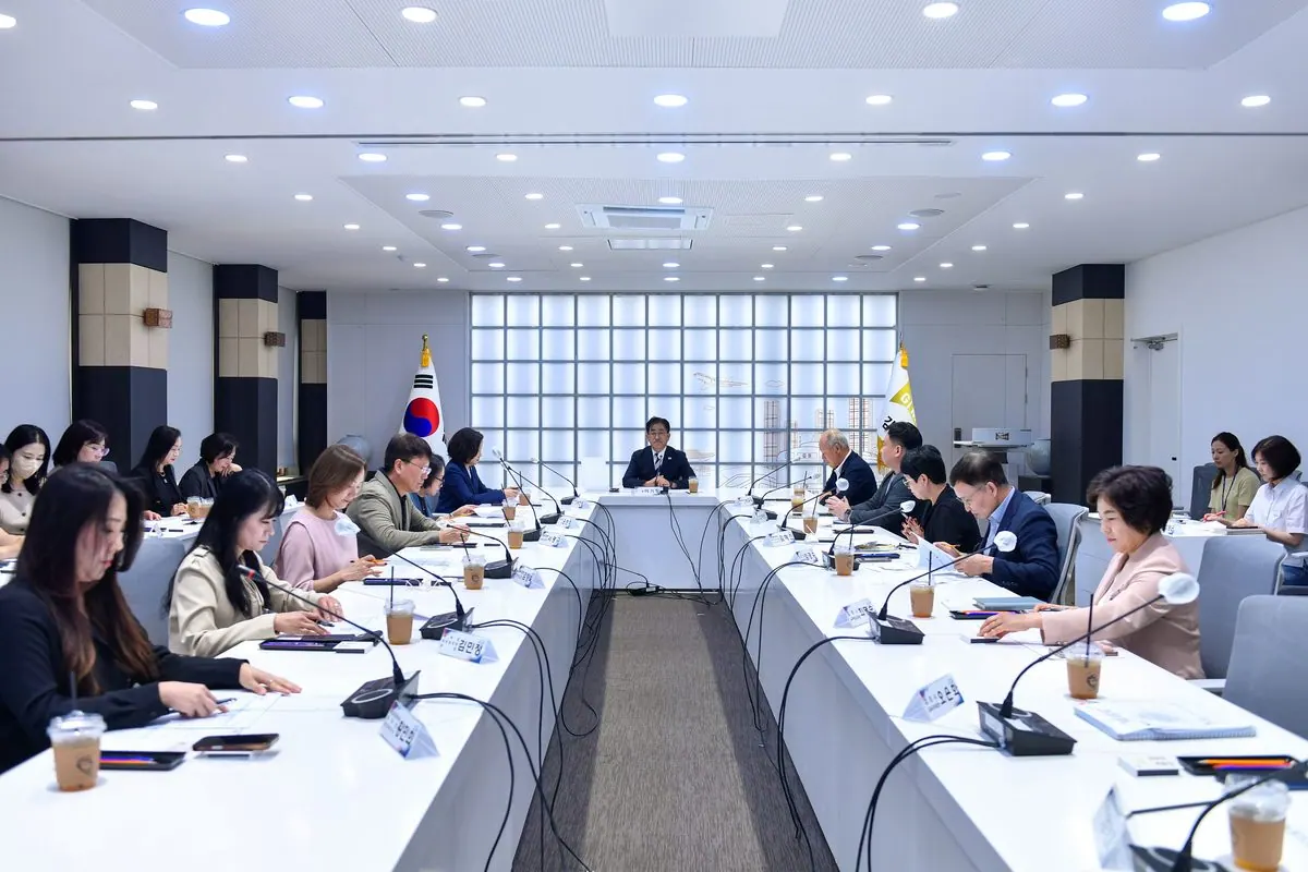 이기형 김포시장이 참석자들과 지역의 교육환경 개선과 교육혁신 방향에 대해 의견을 나누고 있다.