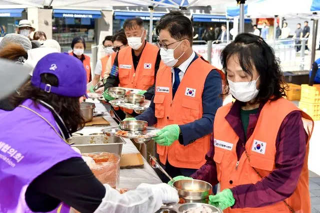 김포, 2일 고촌읍서 '사랑의 밥차' 무료급식 사진 1