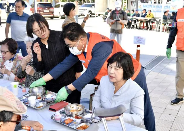 김포, 2일 고촌읍서 '사랑의 밥차' 무료급식 사진 2
