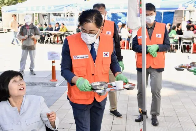 김포, 2일 고촌읍서 '사랑의 밥차' 무료급식 사진 3