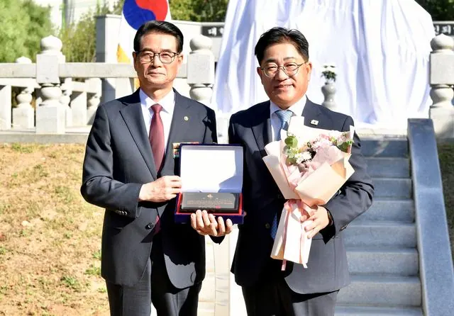 대한민국무공수훈자회 경기도지부장이 이기형 김포시장에게 감사패를 전달하고 있다.