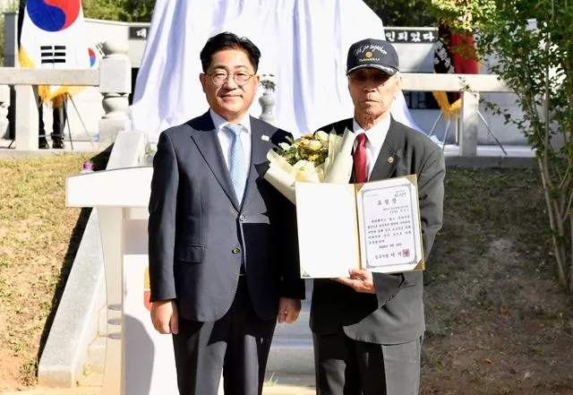 이기형 김포시장이 대한민국무공수훈자회 김포시지회 선양단원 정상신 씨에게 표창장을 수여하고 있다.