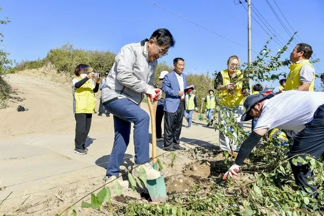 김포 하천가꾸기 행사, 400여 명이 생태복원에 참여 사진 1