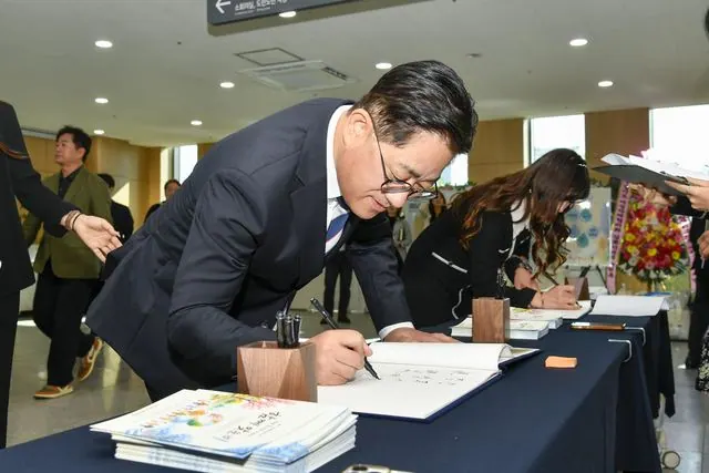 제2종합사회복지관 개관 3주년 기념식 방명록 작성중인 이기형 김포시장