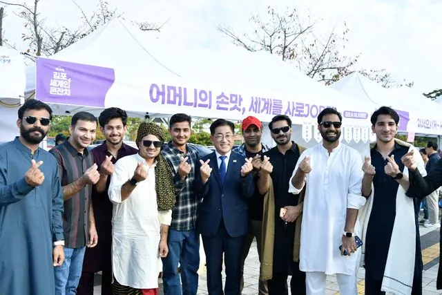 파키스탄 주민들과 함께 하고 있는 이기형 시장