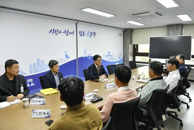 김포 생활폐기물 수집·운반 업체 대표와 이기형 시장 간담회 사진 1