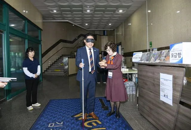 김포시 시각장애인 복지증진대회 개최, 시장 흰지팡이 체험 사진 1