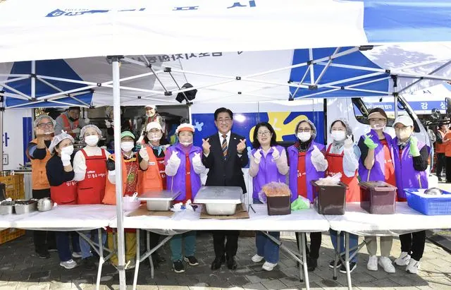 김포 사랑의 밥차 올해 마지막 행사, 마산동서 취약계층 300여 명 식사 사진 2