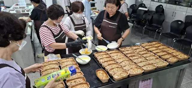 김포 생활개선회, 자광미 가공품 취약계층에 전달 사진 1