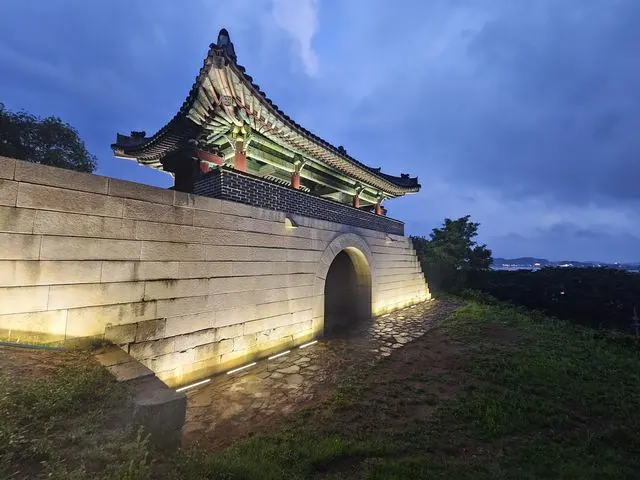 김포 문수산성 남문, 경관조명 설치 완료…10일부터 야간 개방 사진 1
