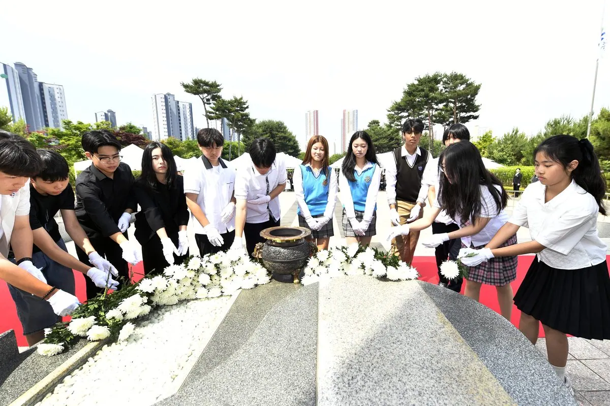 김포시가 6월 6일 현충일을 맞아 마산동 소재 김포시 현충탑에서 ‘제71회 현충일 추념식’을 거행했다. 1 묵념하고 있는 김병수 시장 2,3,4,7 현충일 추념식에서 김병수 시장 5 청소년 대표 참여자들의 헌화 6