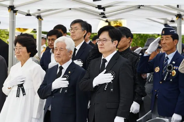 김포시 현충일 추념식, 청소년이 헌화·안내 도맡아 사진 2