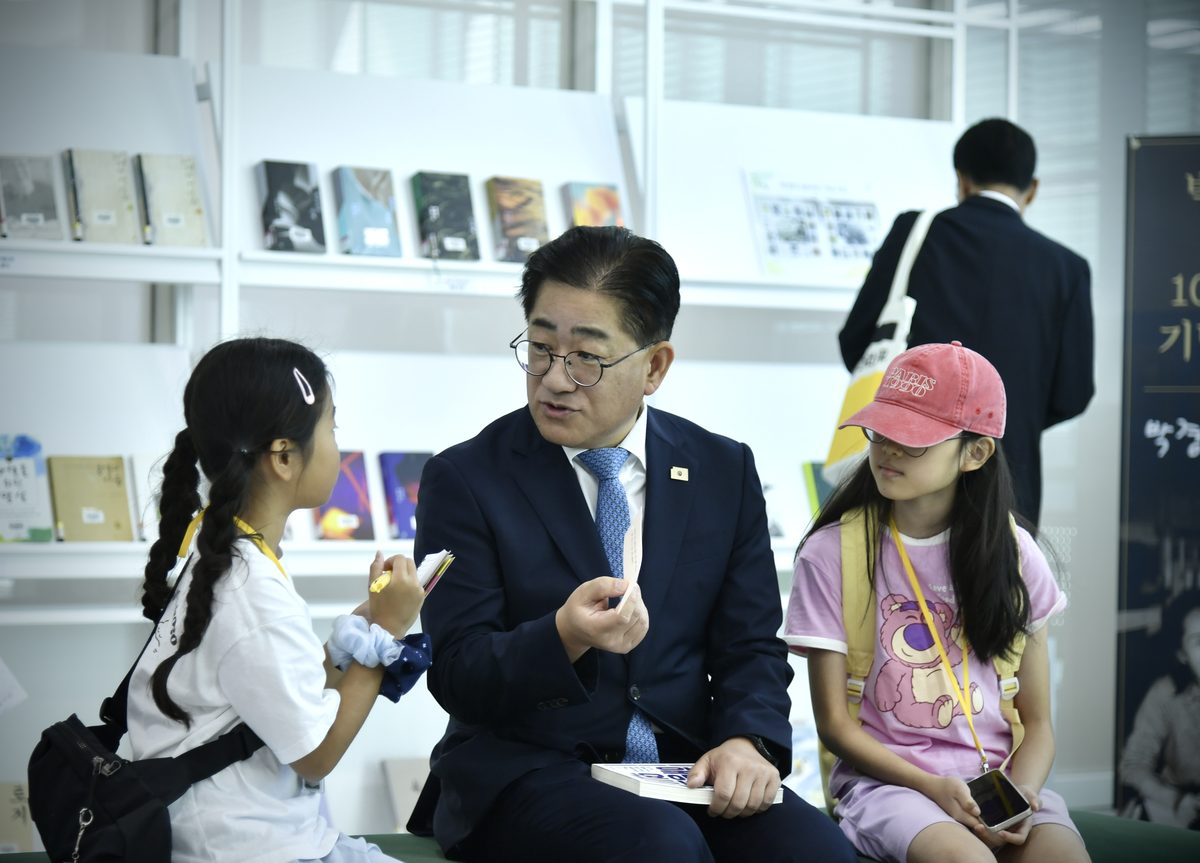 김포시가 지난 5~6일 모담도서관에서 ‘책, 일생의 기쁨’을 주제로 ‘2026 김포 독서대전’을 개최했다. * 홈페이지에 게재된 사진은 3,1,2,4,7번 사진입니다
