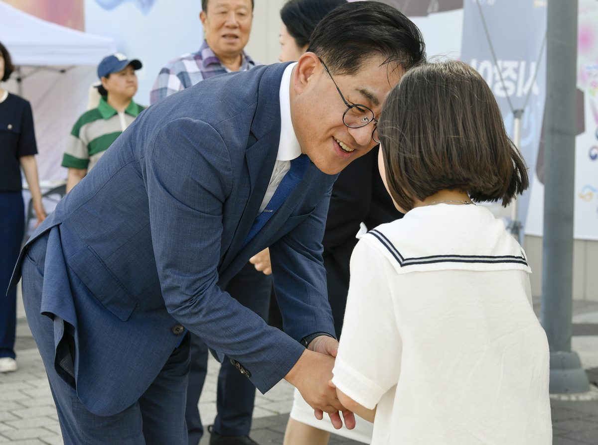 김포시는 5일 오후 1시부터 3시까지 운양동 김포아트빌리지에서 「시장이 ON다!」 이동시장실 2회차를 운영했다. * 홈페이지에 게재한 사진은 1,3,4,5,6번 사진입니다