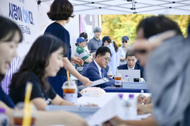 김포 이동시장실 2회차, 아트빌리지서 민원 50여 건 접수 사진 4