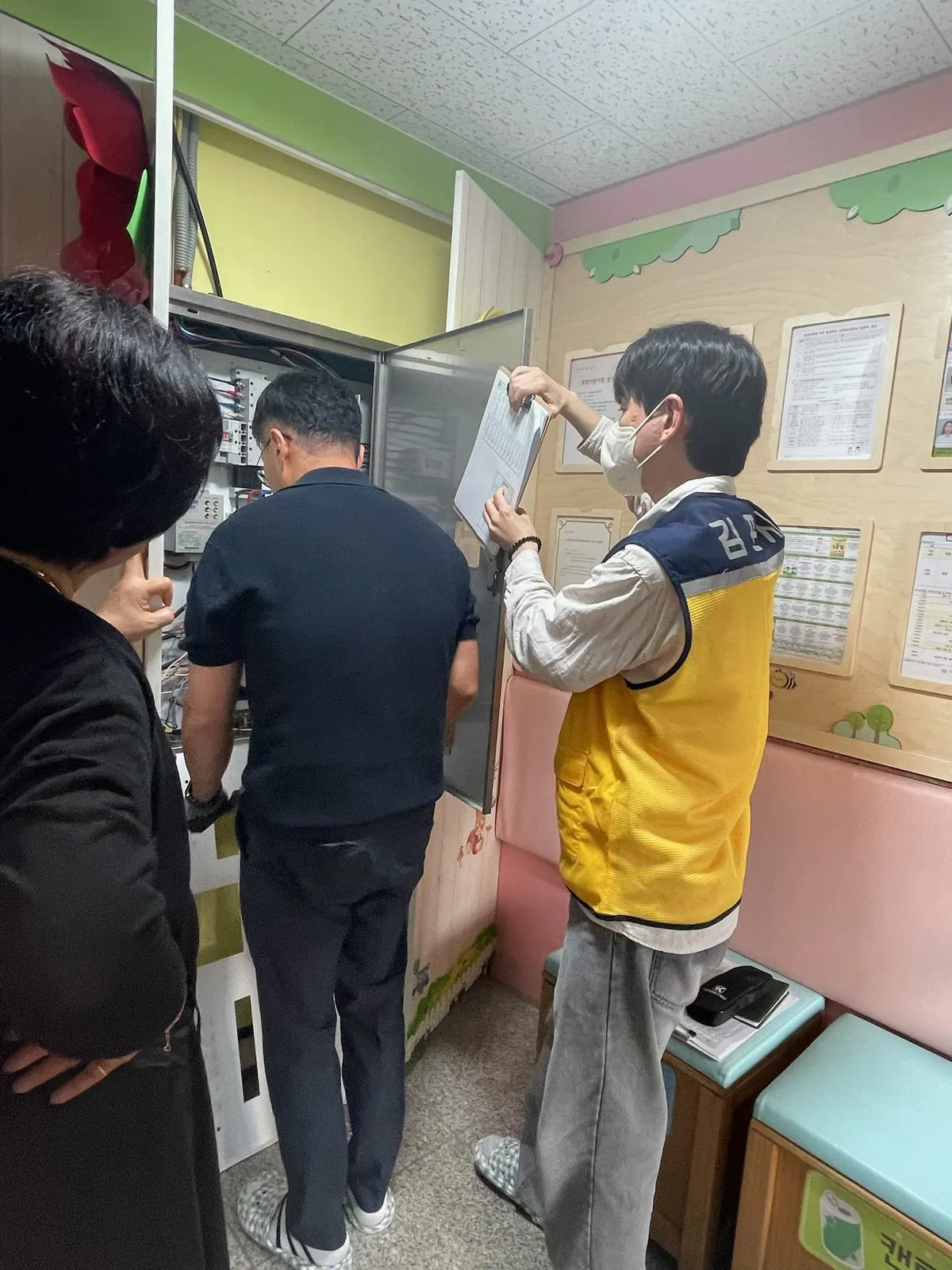 지난 13일 어린이집 안전점검에 나선 김포시 아동보육과 공무원이 도시공사와 함께 시설을 점검하고 있다.